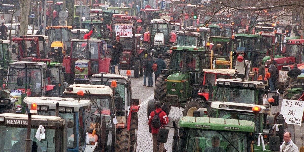 Farmári zablokovali parížsky bulvár Champs-Élysées