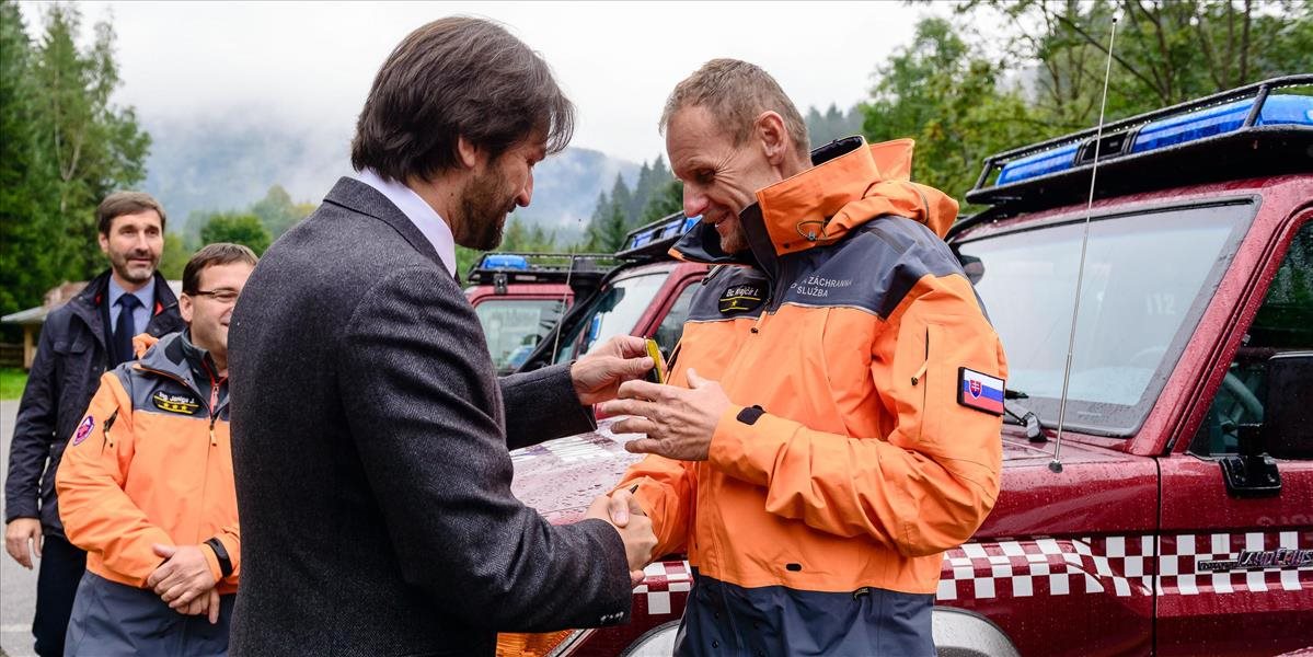FOTO Kaliňák odovzdal horským záchranárom 11 nových áut