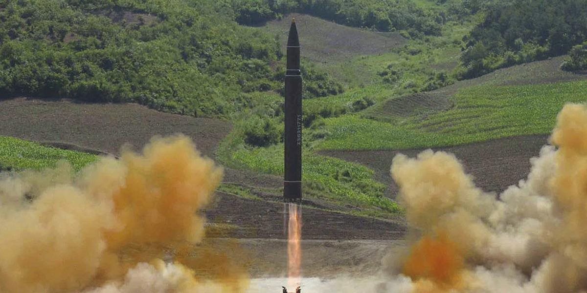 Irán oznámil, že úspešne otestoval novú balistickú raketu