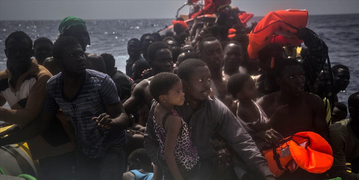 Španielsko zachránilo 64 migrantov z dvoch malých člnov v Stredozemnom mori