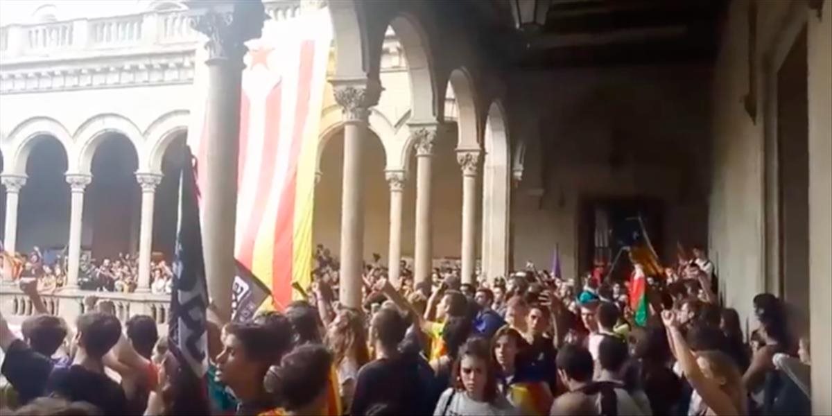 VIDEO Študenti obsadili univerzitu v Barcelone, vyjadrili tak podporu referendu