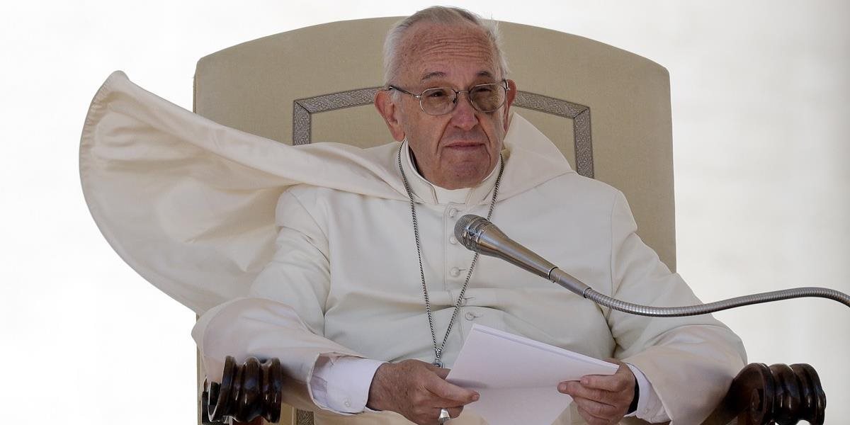 Konzervatívni teológovia obvinili pápeža zo šírenia kacírstva