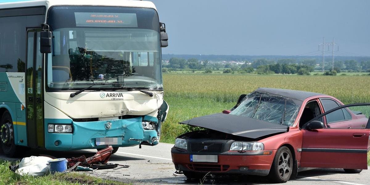Ranná nehoda áut a autobusu v Petržalke si vyžiadala jedného zraneného