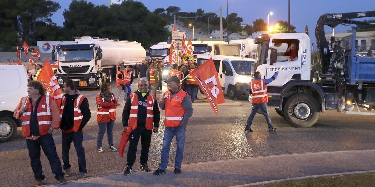 FOTO Vodiči nákladnej dopravy vo Francúzsku protestujú proti reforme na trhu práce