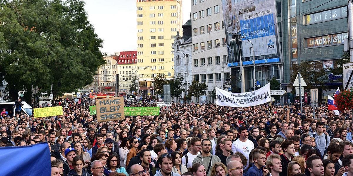 VIDEO: V Bratislave protestovali proti korupcii i pred prezidentským palácom. Pozrite si, kde ich bolo viac