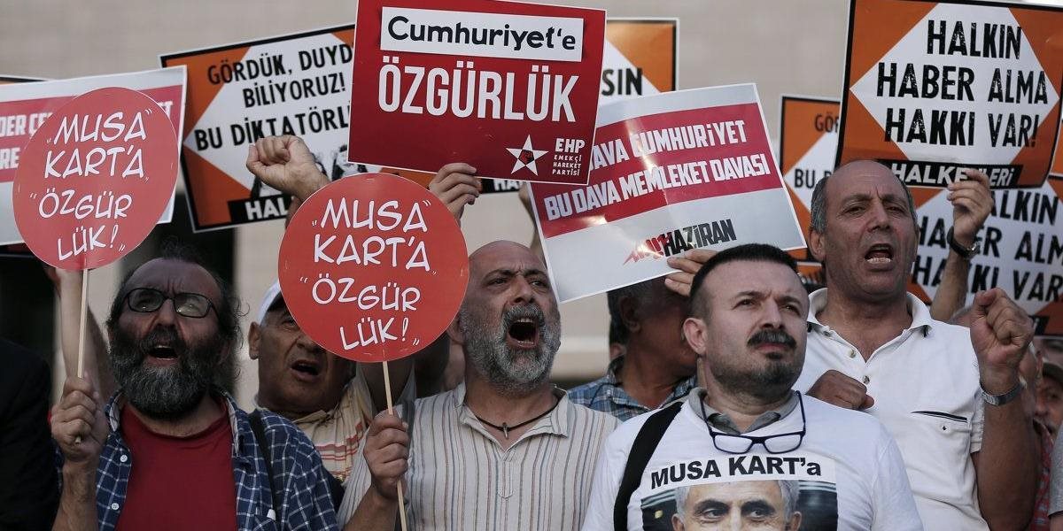Turecký súd oslobodil väzneného novinára z denníka Cumhuriyet, ďalší štyria ostávajú naďalej vo väzbe