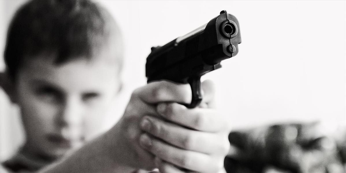 Dvojročné dieťa si zastrelilo otca, teraz sa po ňom pýta
