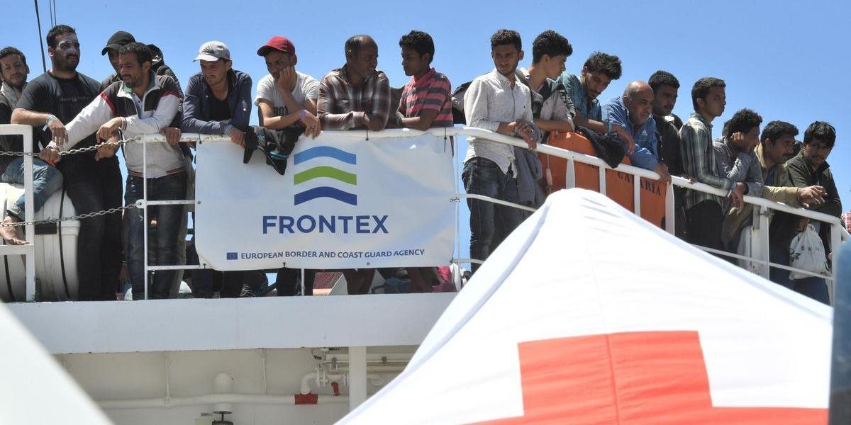 V Stredozemnom mori zachránili ze jeden deň znova vyše 1100 migrantov