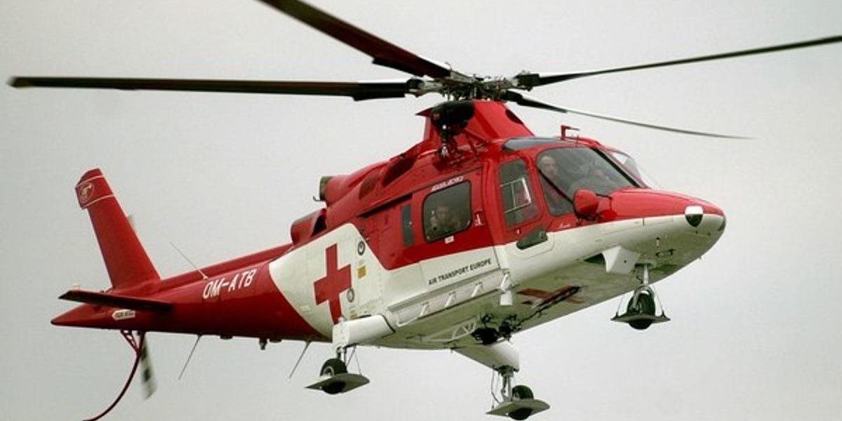 Leteckí záchranári previezli do nemocnice muža, ktorý sa v lese ťažko zranil