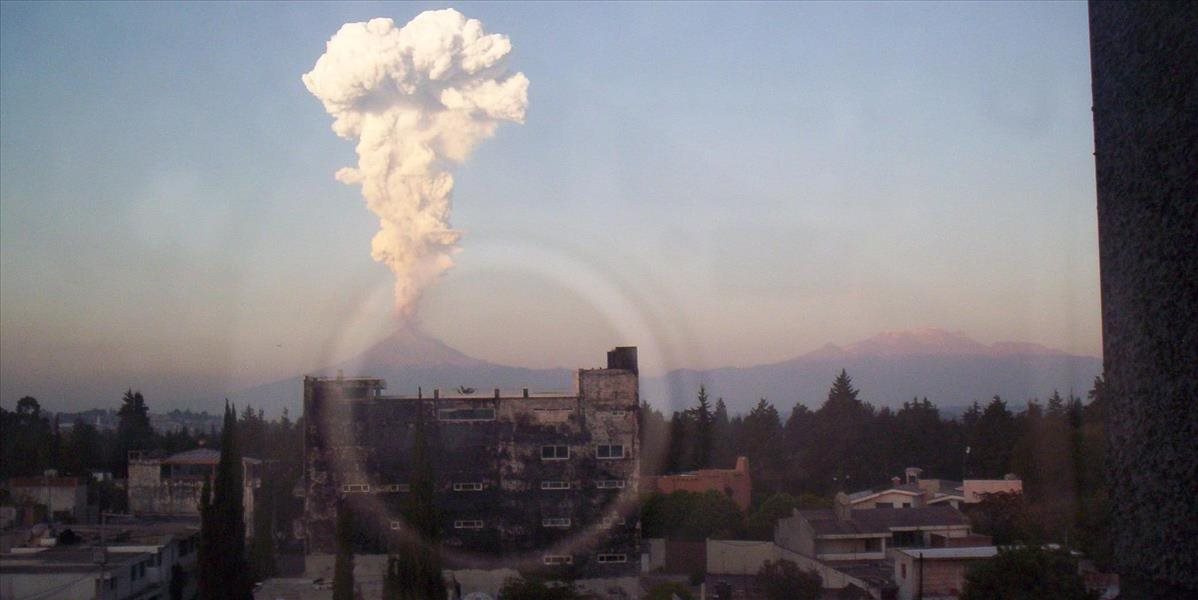 VIDEO Sopka Popocatépelt sa opäť prebudila, chrlila popol a kamene
