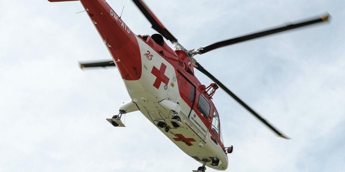 V lesnom teréne sa prevrátilo terénne vozidlo: Jeden muž nehodu neprežil, spolujazdca zachraňoval vrtuľník