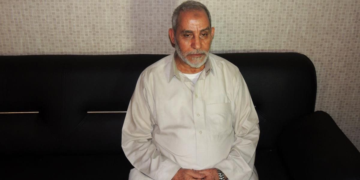 Vodcu Moslimského bratstva odsúdili v Káhire na 25 rokov väzenia