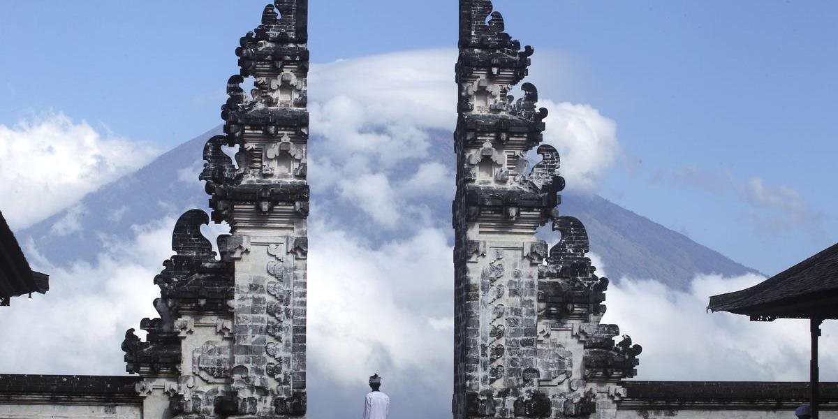 VIDEO Zo sopky Agung na Bali začali vychádzať oblaky vodnej pary, oblasť opustilo viac ako 130-tisíc ľudí