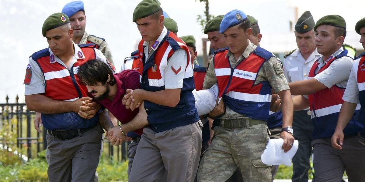 Turecké úrady vydali zatykač na 117 vojenských dôstojníkov