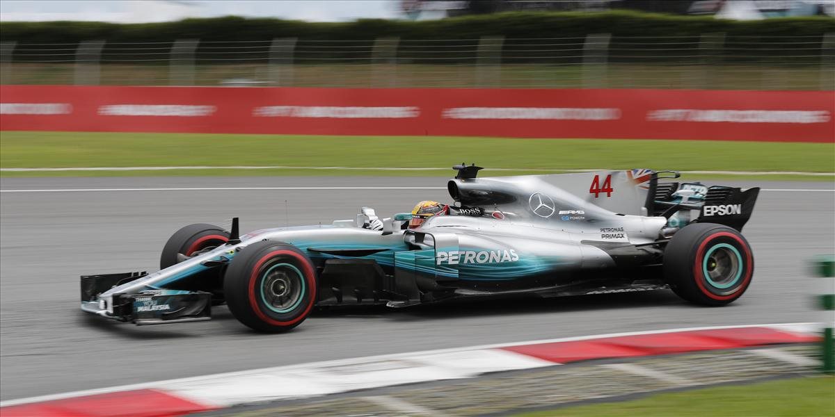 F1: Hamilton víťazom kvalifikácie na VC Malajzie, katastrofa pre Vettela