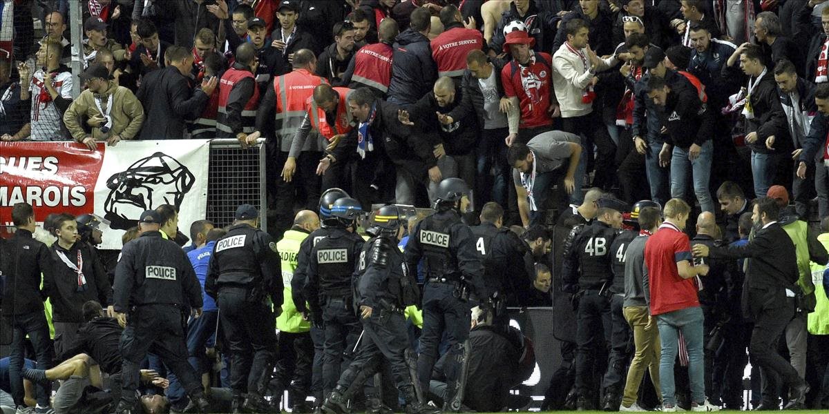 V Amiens po zrútení bariéry s fanúšikmi Lille 25 zranených, štyroch hospitalizovali
