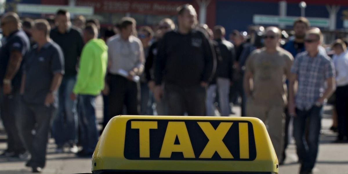 Českí taxikári plánujú protestnú akciu proti Uberu, chcú zablokovať príjazd na pražské letisko
