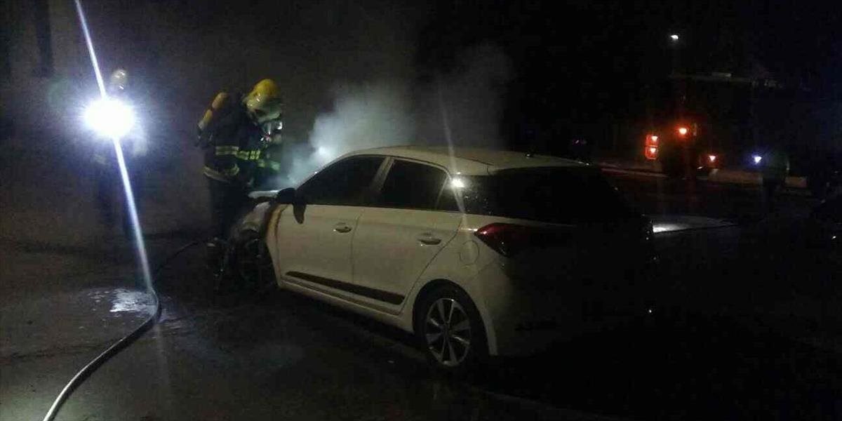 FOTO Hasiči v noci zasahovali pri požiari osobného auta
