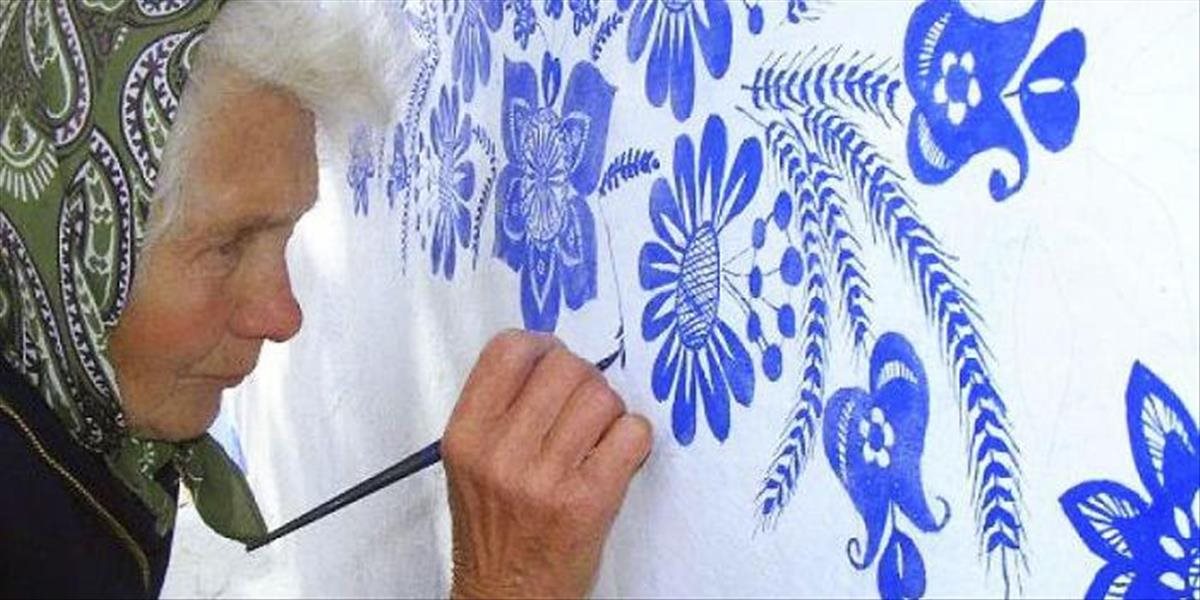 VIDEO 90-ročná babička skášľuje v malej dedinke domy ručným maľovaním moravských motívov