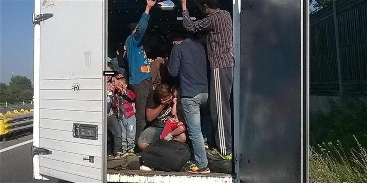 Rakúska polícia našla dodávku s 18 migrantmi