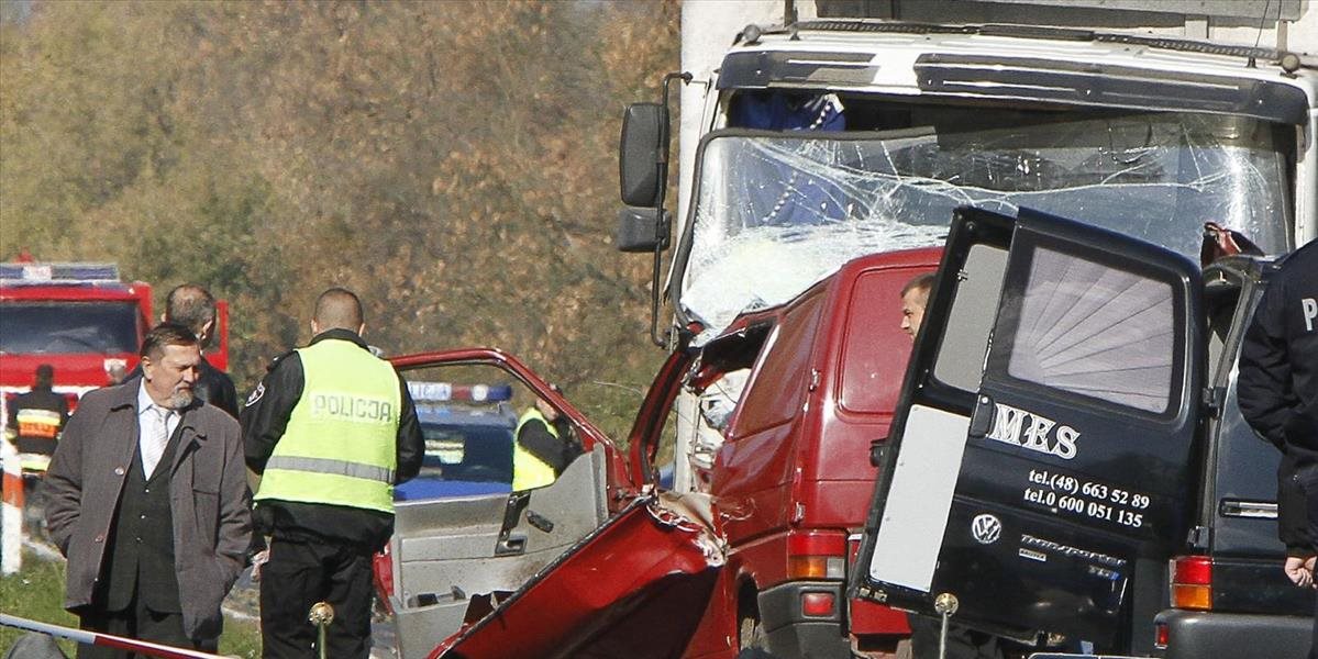 Pri nehode mikrobusu a kamióna v okrese Nitra sa zranilo deväť ľudí