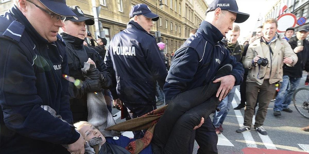 Poľská polícia uskutočnila razie v organizáciách bojujúcich za ženské práva