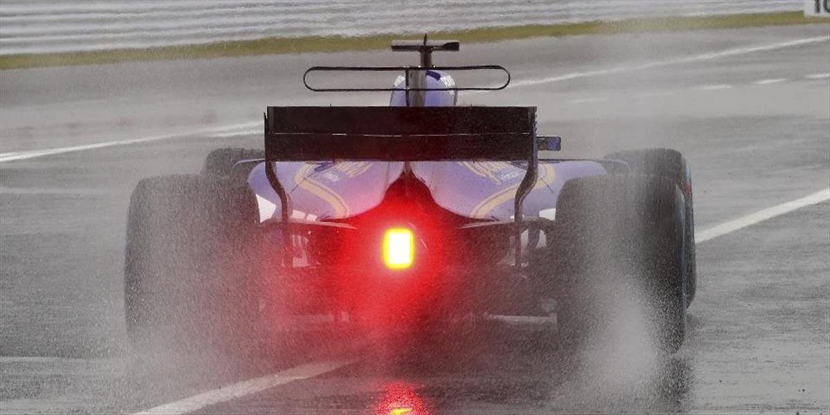 F1: Pre hustý dážď museli organizátori posunúť štart tréningu v Japonsku