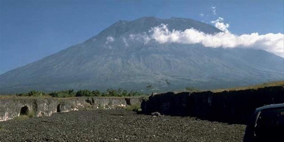 VIDEO Muž, ktorý vyliezol na sopku Mount Agung, rozhneval úrady
