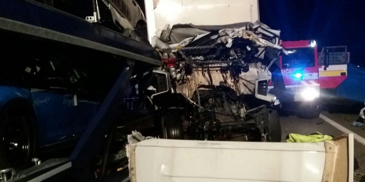 Dopravnú nehodu neprežil 53-ročný vodič, vozidlá sa po zrážke vznietili
