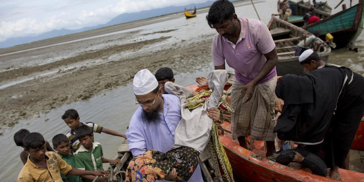 Na mori v Bangládeši zomrelo dvanásť Rohingov