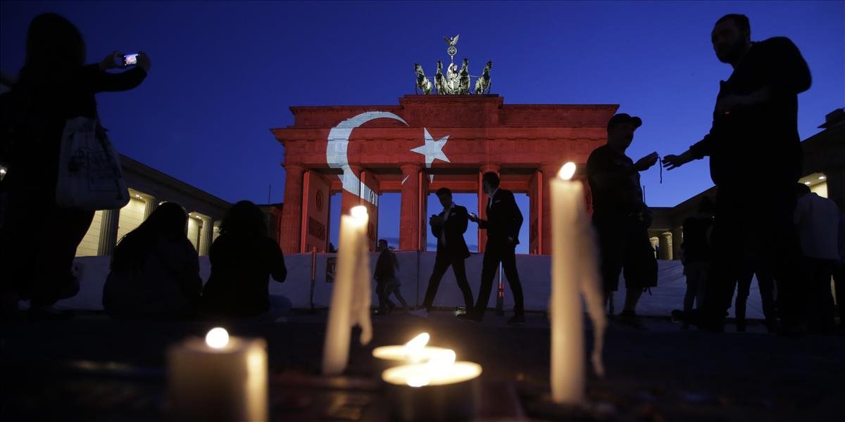 Turecká polícia slzotvorným plynom rozohnala ľudí, ktorí si prišli pripomenúť obete útokov