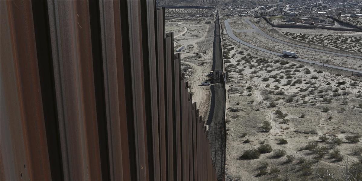Trumpov múr na hraniciach s Mexikom podporuje len tretina Američanov