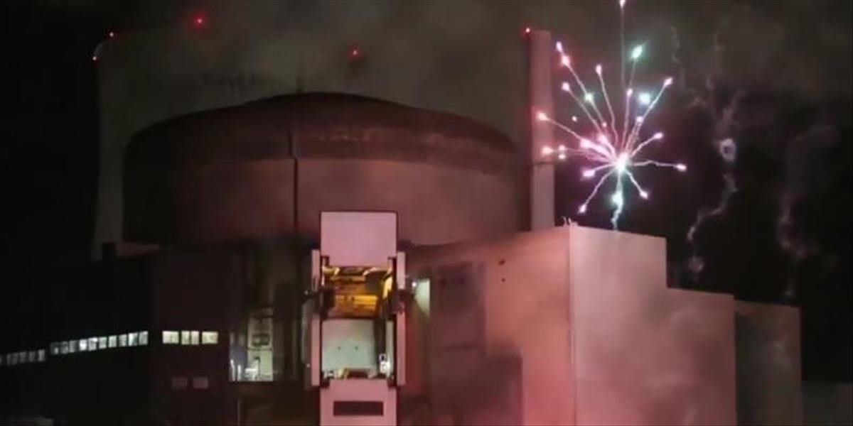 VIDEO: Aktivisti z Greenpeace odpálili ohňostroj v jadrovej elektrárni