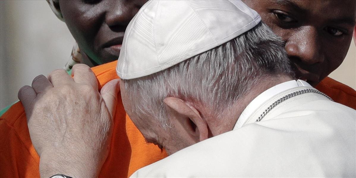 Nad prenasledovaním kresťanov, podľa pápeža, nesmie nikto zatvárať oči