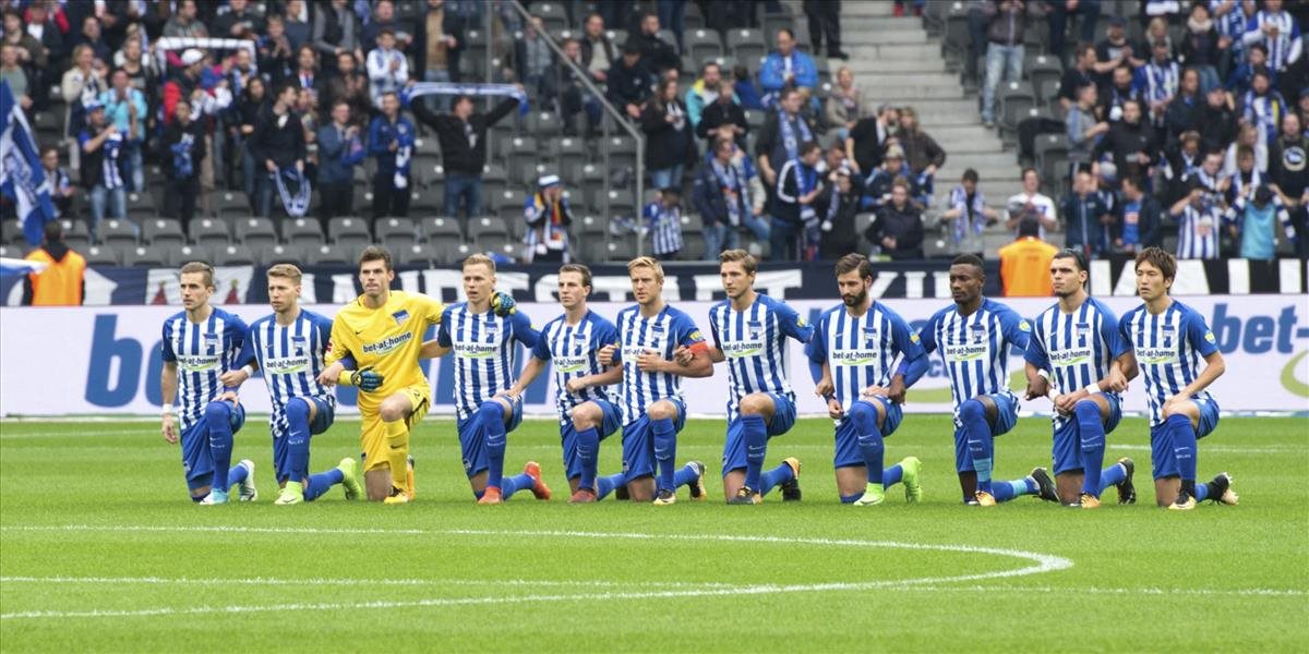 Hráči Herthy pokľakli pred duelom so Schalke,podporili boj proti rasizmu