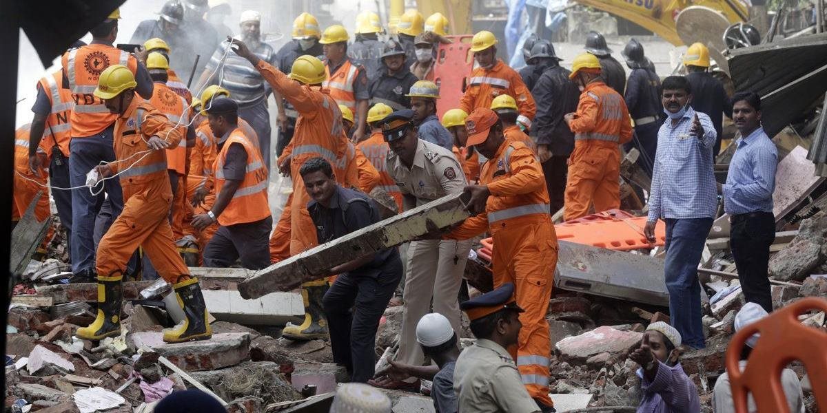 V Indii sa zrútila budova, pod sutinami zomrelo päť ľudí, ďalší sú zranení