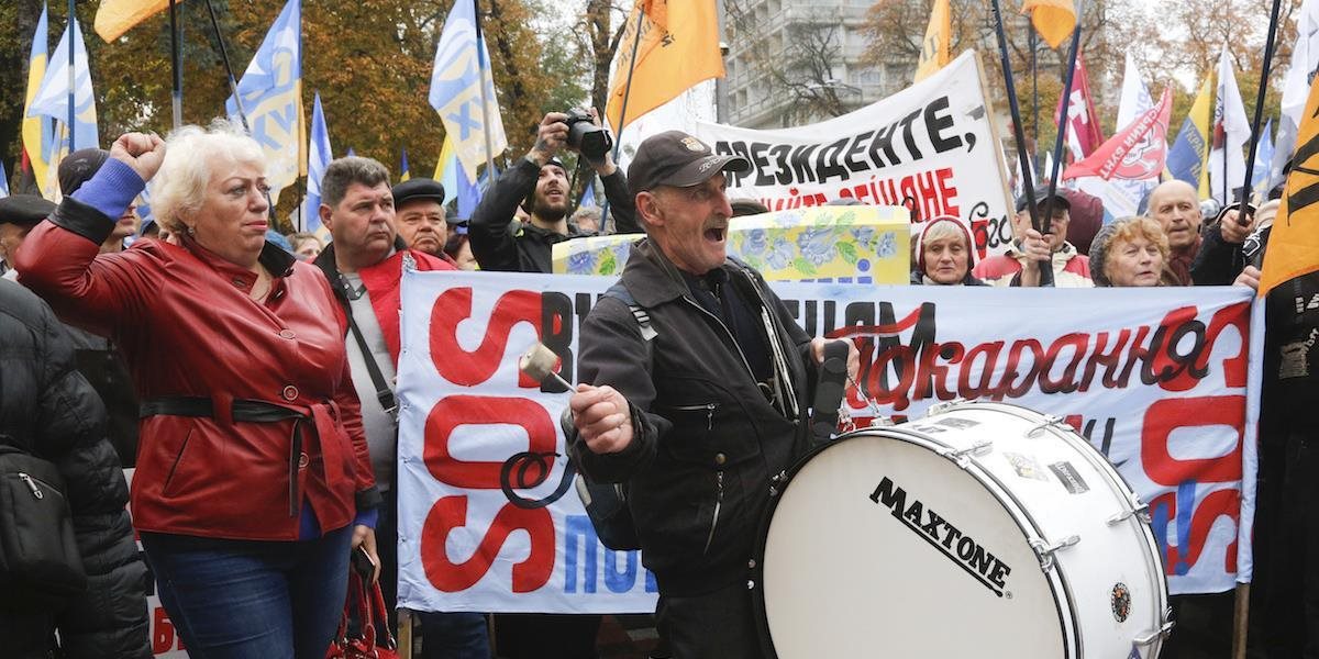 Pred ukrajinským parlamentom protestovali tisíce demonštrantov: Vystúpil aj Saakašvili
