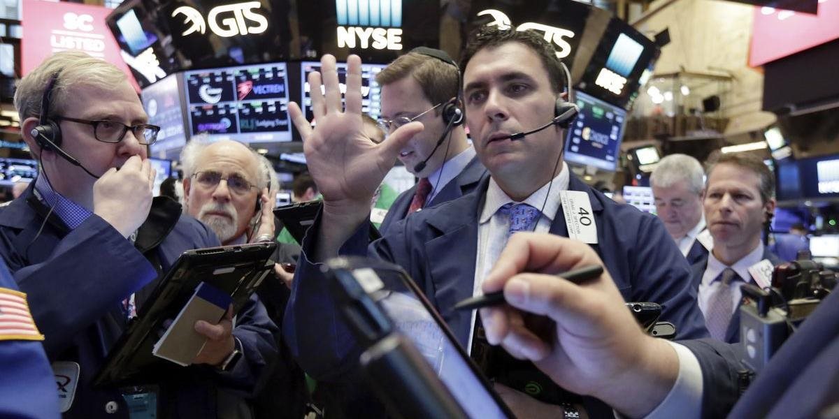 Americký akciový trh uzavrel zmiešane, ale Dow Jones a S&P 500 dosiahli nové rekordy