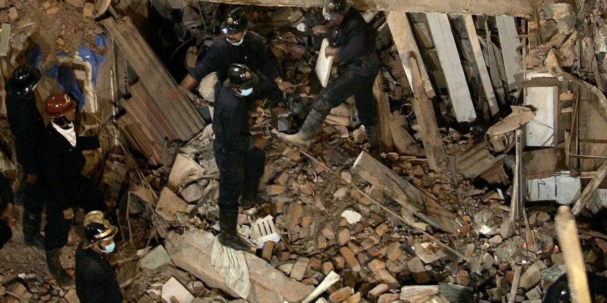 Na spiacich zamestnancov sa zrútila budova, zomrelo osem ľudí