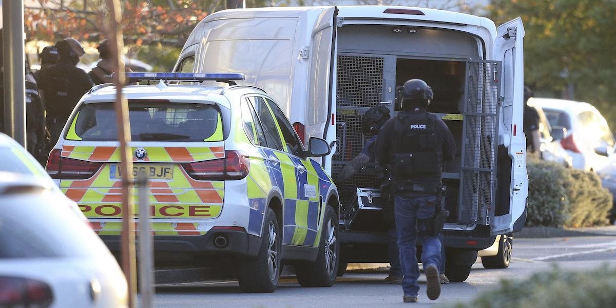 FOTO Britská polícia zatkla muža, ktorý v bowlingovom centre držal rukojemníkov