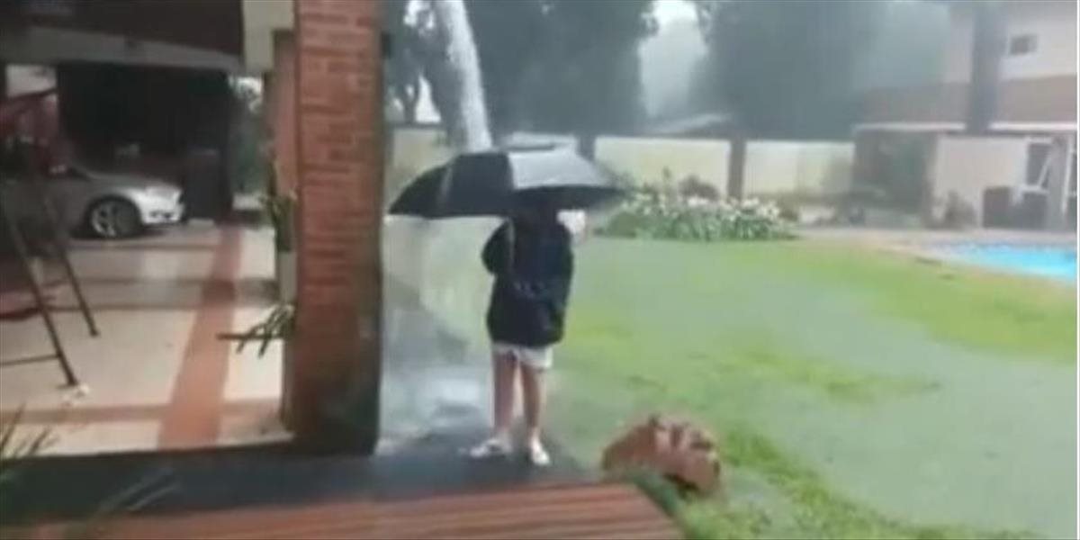 Hrôzostrašné VIDEO: Malého chlapca zasiahol blesk pred očami matky