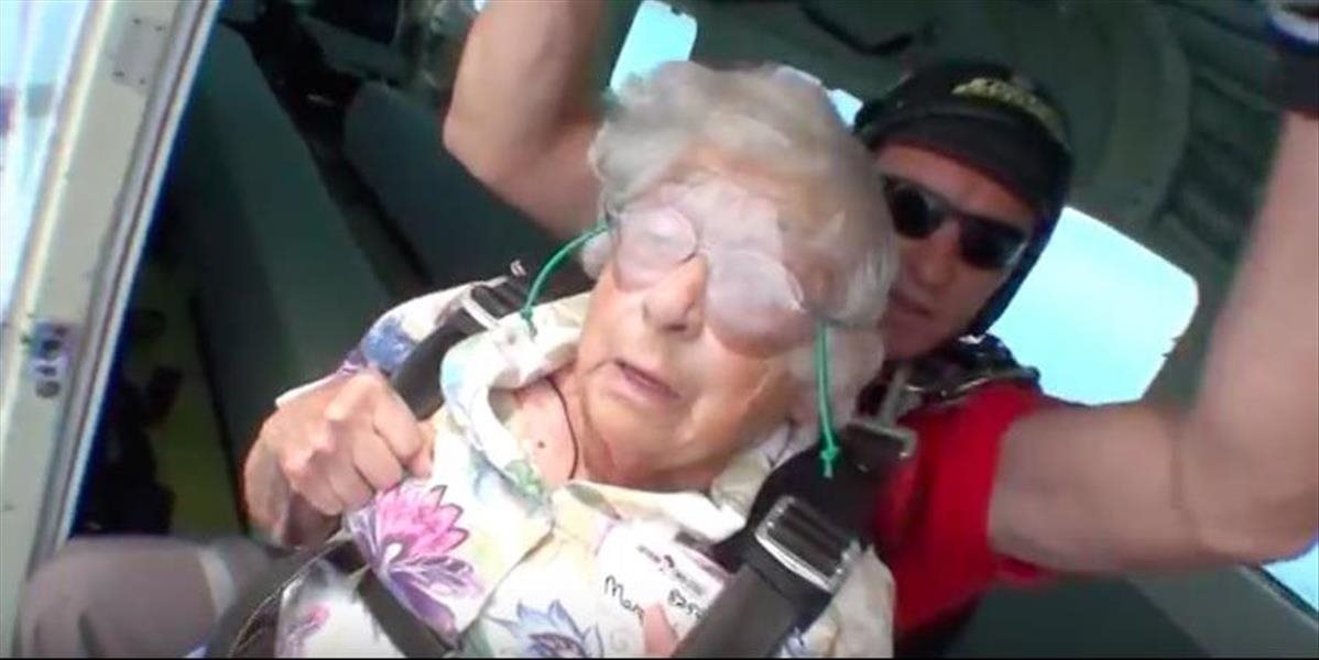 Američanka oslávila 94. narodeniny tandemovým zoskokom z lietadla
