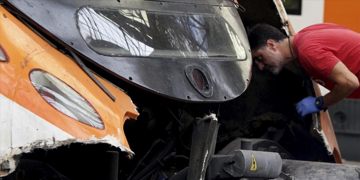 Vlak sa zrazil so smetiarskym autom, hlásia až 16 zranených