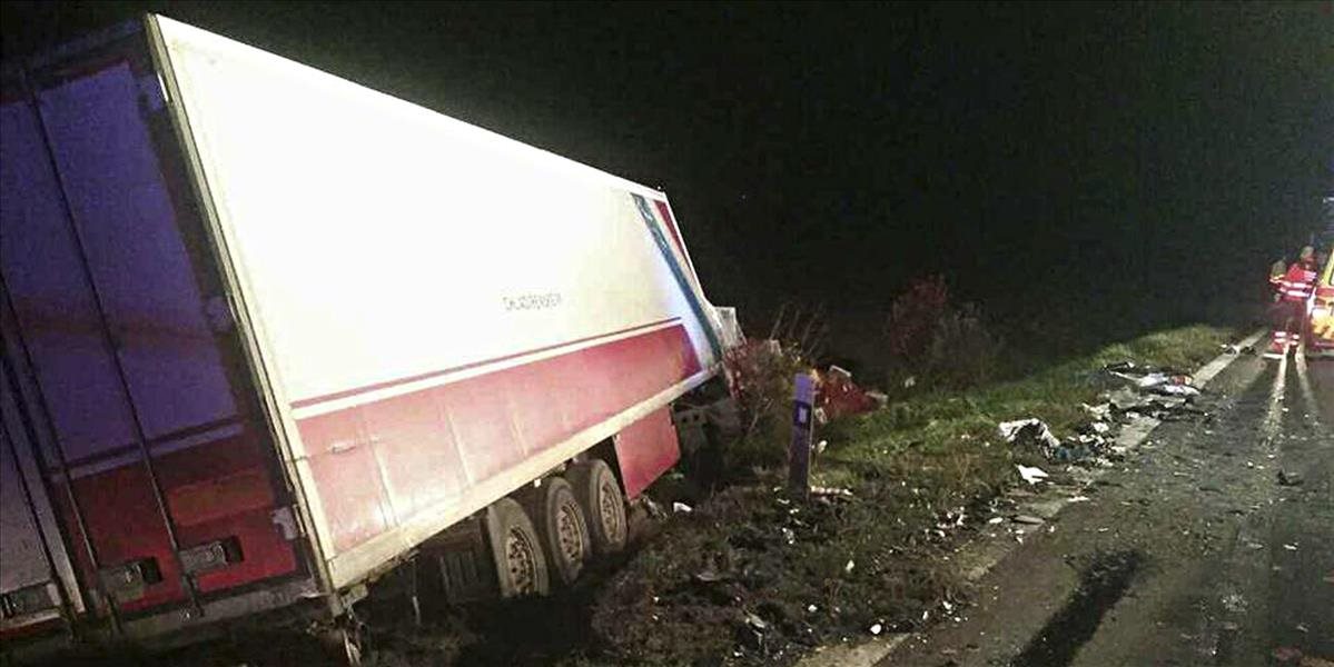 Pri zrážke kamióna s prívesom do autobusu MHD sa zranilo 5 ľudí
