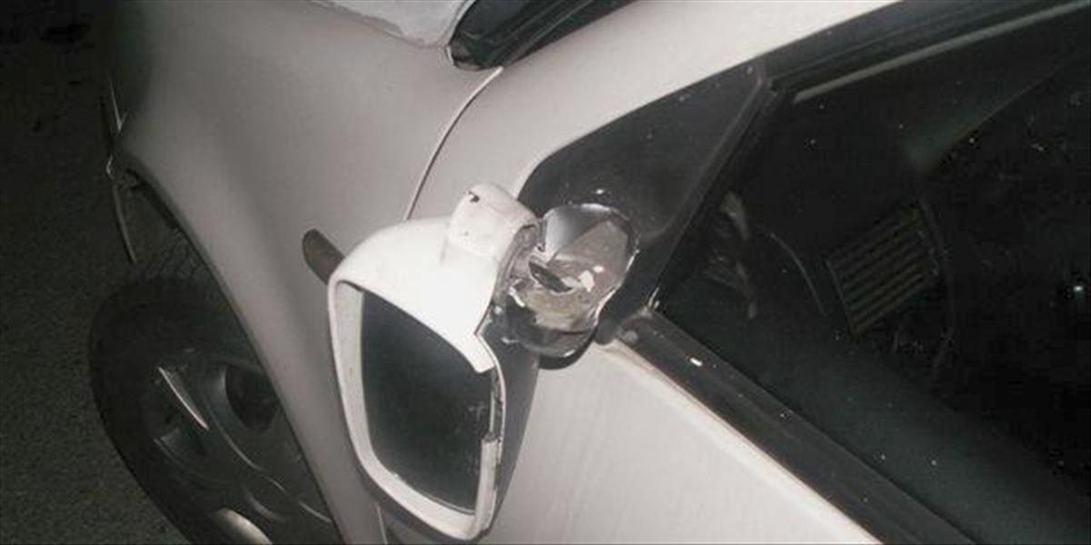 Podnapití Srbi zničili spätné zrkadlá na 24 autách