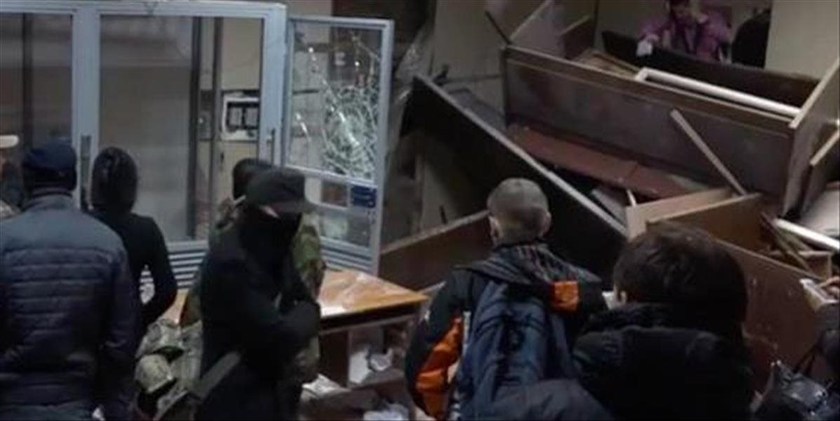 Ukrajinske špeciálne jednotky zasahovali v budove súdu v Kyjeve, v ktorej sa zabarikadovali nacionalisti a radikáli