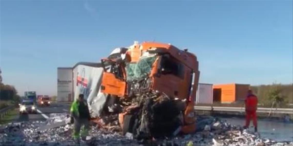 VIDEO Po nehode kamióna sa na diaľnicu vylialo 30-tisíc fliaš piva