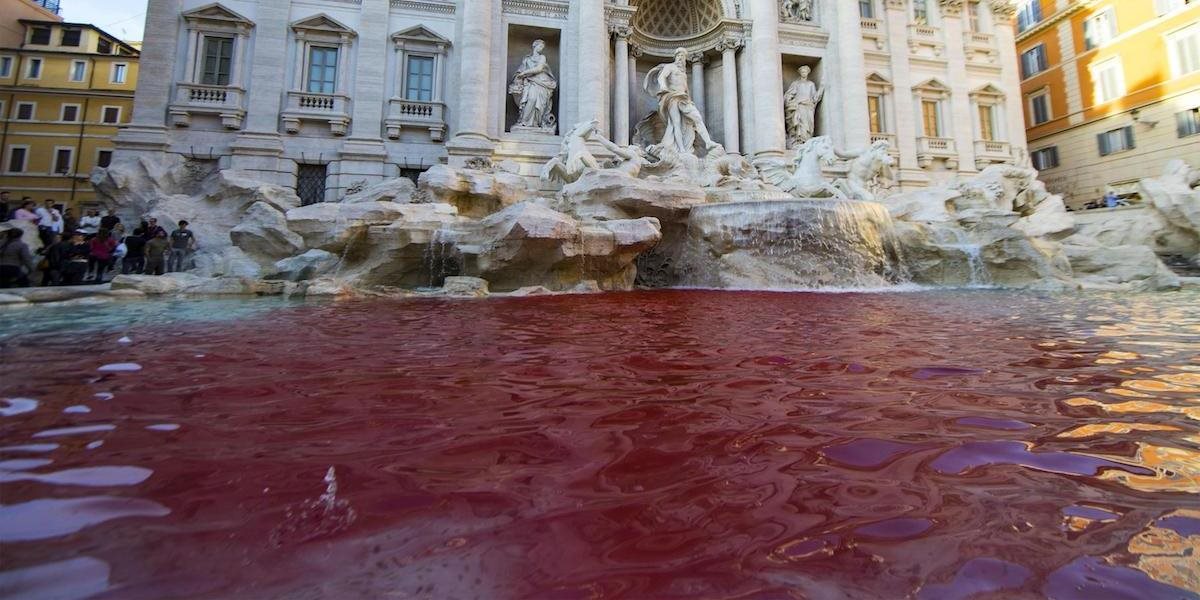 FOTO Aktivista nalial do Fontány di Trevi v Ríme červenú farbu: Protestuje tak proti korupcii