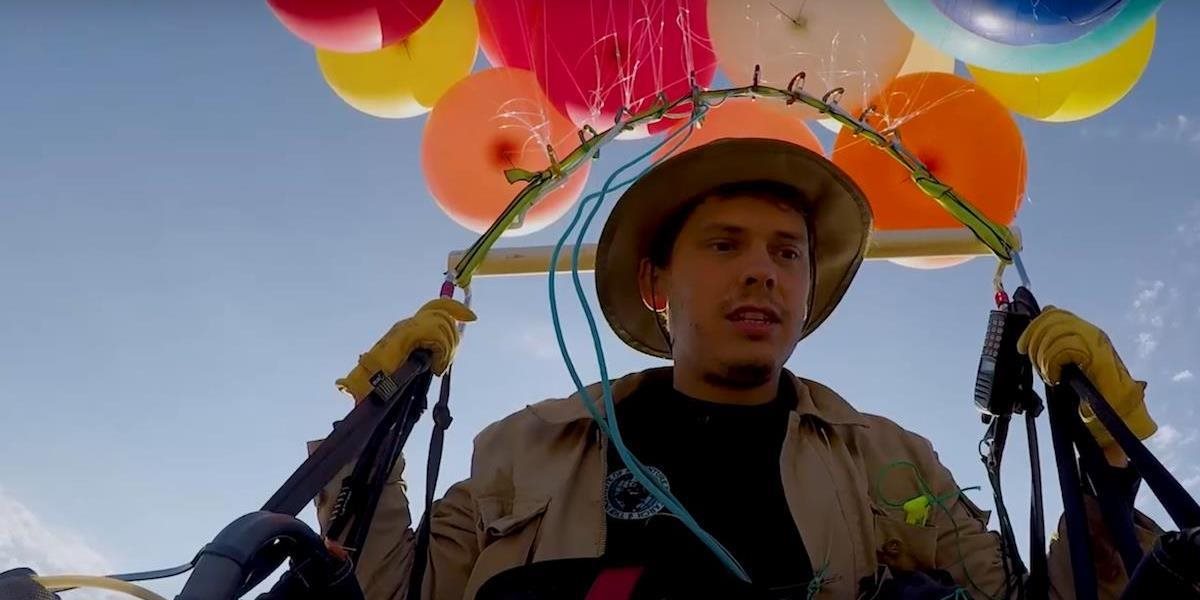VIDEO Angličan preletel na stoličke pomocou héliových balónov 25 kilometrov!