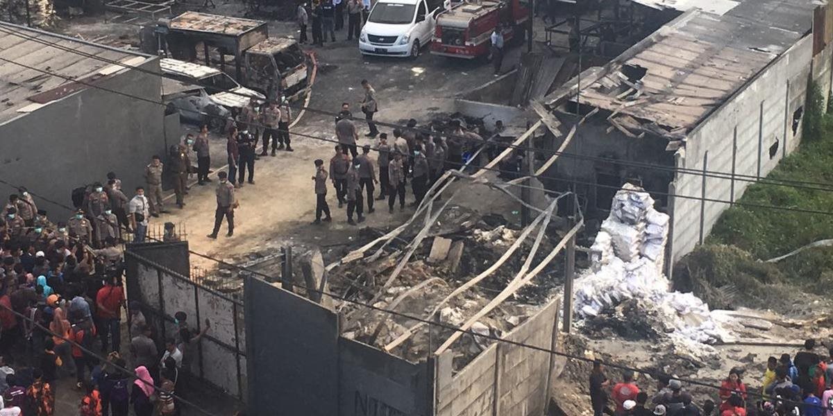 Medzi obeťami obrovského výbuchu v indonézskej továrni sú zrejme aj deti